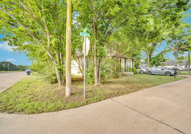 Photo 3 of Sale Pending at 124 Coats St, Waxahachie, TX 75165 | MLS# 21285023 | Listing updated on 2026-07-13