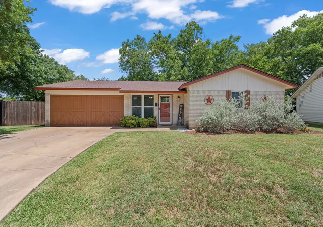 Homes for sale in Burleson, TX | 311 Robin Ct, Burleson, TX 76028 | MLS# 21286865