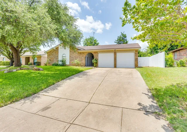 Photo 1 of Single family home for sale at 205 Scenic Dr, Aledo, TX 76008 | MLS# 21287237 | Listing updated on 2026-09-29