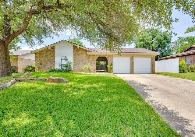 Photo 3 of Single family home for sale at 205 Scenic Dr, Aledo, TX 76008 | MLS# 21287237 | Listing updated on 2026-09-29