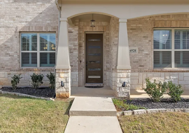 Photo 3 of Single family home for sale at 6928 Heather Ln, North Richland Hills, TX 76182 | MLS# 21287161 | Listing updated on 2026-09-29