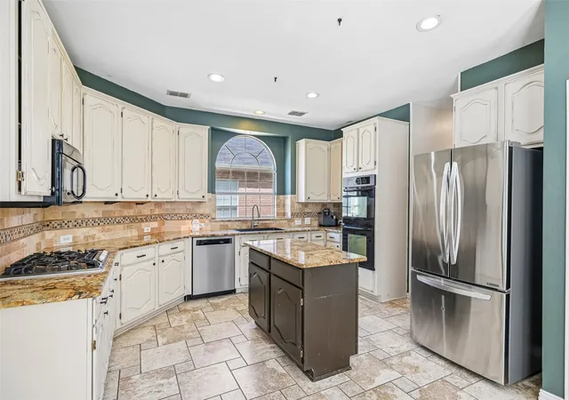 Photo 3 of Sale Pending at 11405 Knoxville Ln, Frisco, TX 75035 | MLS# 21281370 | Listing updated on 2026-07-20