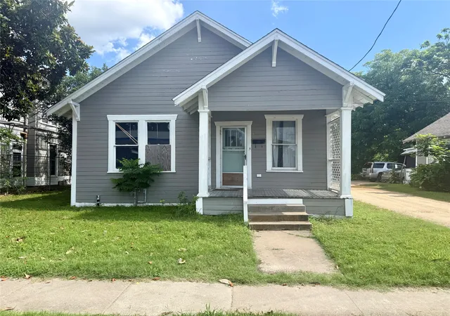 Photo 2 of Single family home for sale at 400 Live Oak St, Marlin, TX 76661 | MLS# 21287586 | Listing updated on 2026-07-14