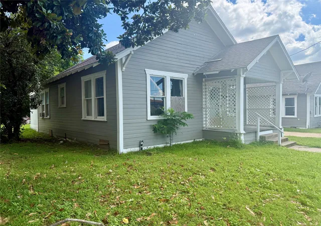 Photo 3 of Single family home for sale at 400 Live Oak St, Marlin, TX 76661 | MLS# 21287586 | Listing updated on 2026-07-14