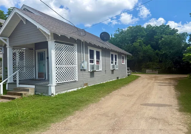 Photo 3 of Single family home for sale at 400 Live Oak St, Marlin, TX 76661 | MLS# 21287586 | Listing updated on 2026-07-14