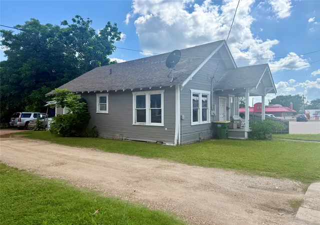 Photo 2 of Single family home for sale at 390 Live Oak St, Marlin, TX 76661 | MLS# 21287633 | Listing updated on 2026-07-14