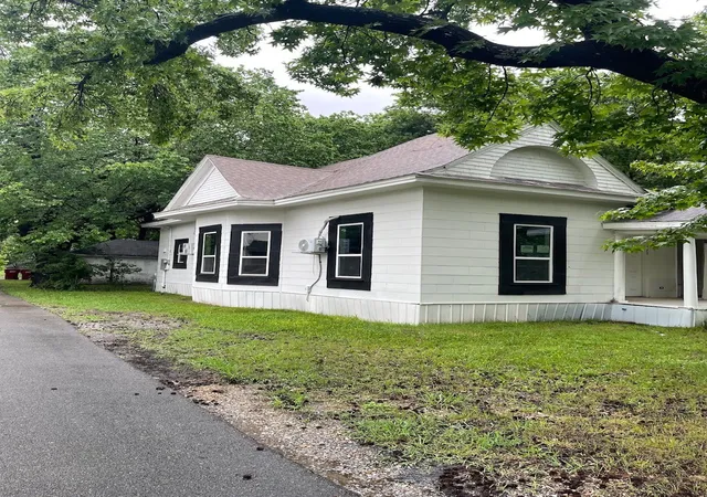 Homes for sale in Bonham, TX | 320 W 6th St, Bonham, TX 75418 | MLS# 21287806