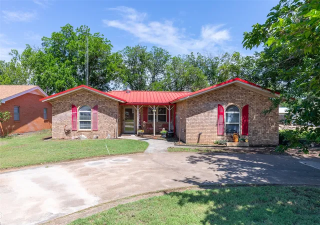 Homes for sale in Haskell, TX | 1700 N Avenue H, Haskell, TX 79521 | MLS# 21287174