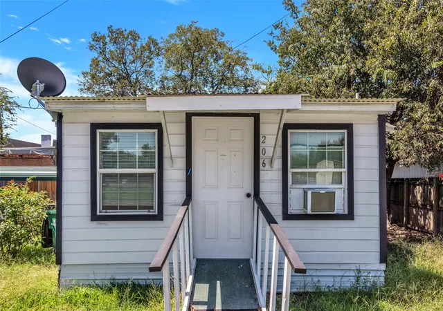 Homes for sale in Kemp, TX | 107 E 11th, Kemp, TX 75143 | MLS# 21259445