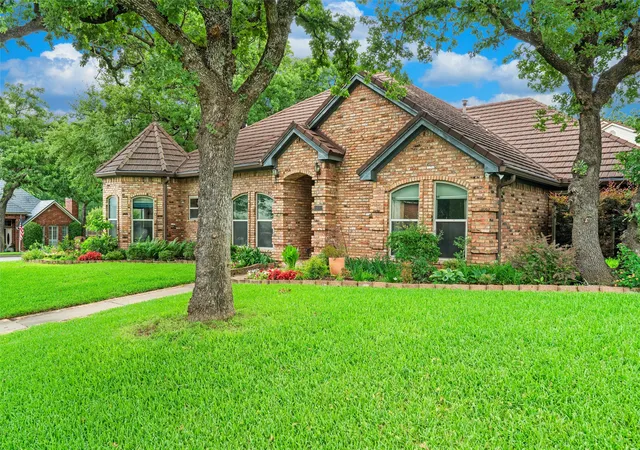 Photo 2 of Single family home for sale at 4930 High Creek Dr, Arlington, TX 76017 | MLS# 21281364 | Listing updated on 2026-08-27