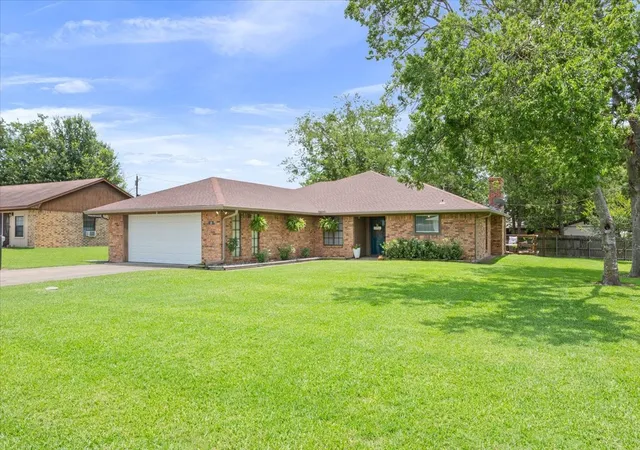 Homes for sale in Groesbeck, TX | 118 Rocky Creek Ave, Groesbeck, TX 76642 | MLS# 21282199