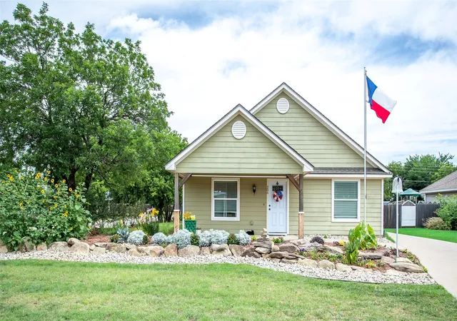 Homes for sale in Olney, TX | 206 W Oak, Olney, TX 76374 | MLS# 21287968