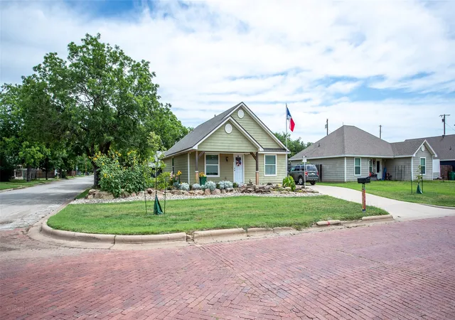 Homes for sale in Olney, TX | 206 W Oak, Olney, TX 76374 | MLS# 21287968