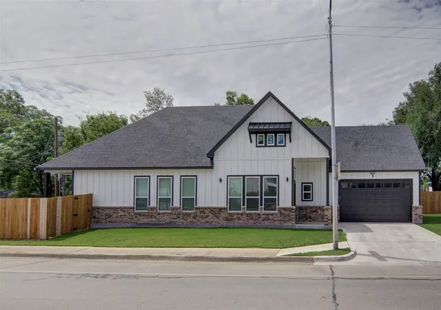 Homes for sale in Fort Worth, TX | 3220 N Houston St, Fort Worth, TX 76106 | MLS# 21287384