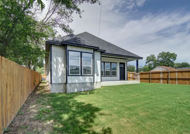 Homes for sale in Fort Worth, TX | 3220 N Houston St, Fort Worth, TX 76106 | MLS# 21287384