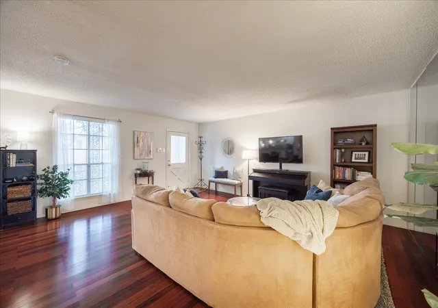 Listing Photo 5 - Condo for sale in building located at 6027 E University Blvd, Dallas, TX 75206 - Unit #215