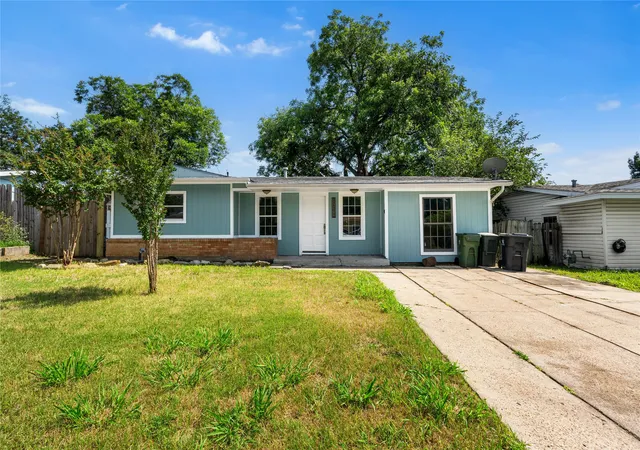 1st image of 1010 E Lovers Ln, Arlington, TX 76010 | MLS# 21286203