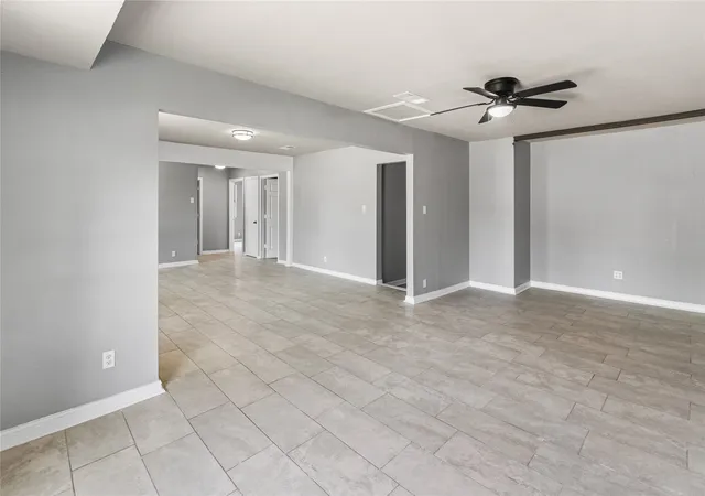 3rd image of 1010 E Lovers Ln, Arlington, TX 76010 | MLS# 21286203