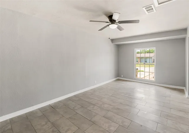 5th image of 1010 E Lovers Ln, Arlington, TX 76010 | MLS# 21286203