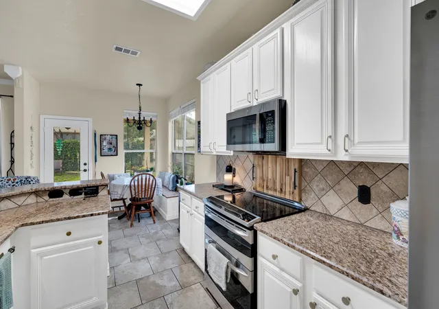 4th image of 517 Crawford Dr, Burleson, TX 76028 | MLS# 21288267