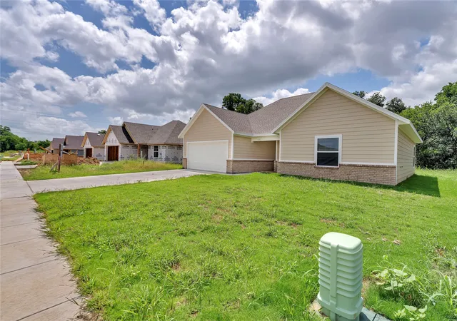 Photo 2 of Single family home for sale at 636 Crockett Dr, Cleburne, TX 76031 | MLS# 21288351 | Listing updated on 2026-10-06