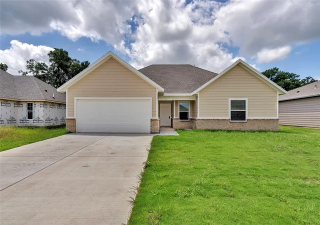 Photo 3 of Single family home for sale at 636 Crockett Dr, Cleburne, TX 76031 | MLS# 21288351 | Listing updated on 2026-10-06