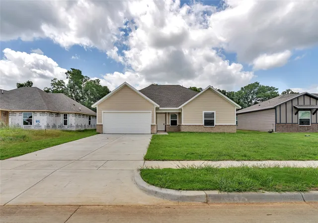 Photo 3 of Single family home for sale at 636 Crockett Dr, Cleburne, TX 76031 | MLS# 21288351 | Listing updated on 2026-10-06