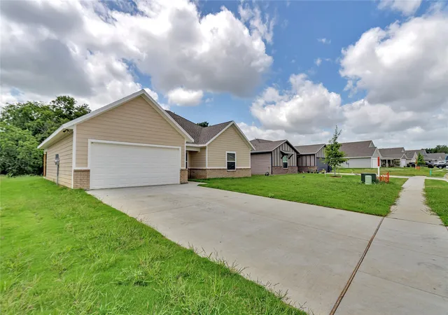 Photo 4 of Single family home for sale at 636 Crockett Dr, Cleburne, TX 76031 | MLS# 21288351 | Listing updated on 2026-10-06