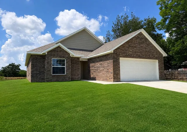 Photo 1 of Single family home for sale at 600 Crockett Dr, Cleburne, TX 76031 | MLS# 21288354 | Listing updated on 2026-10-06