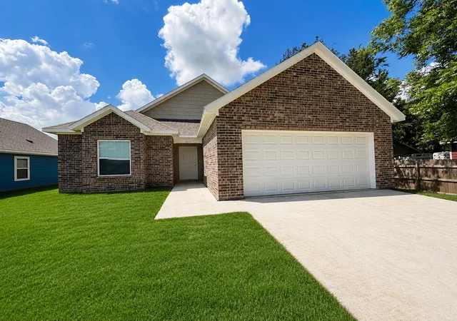 Photo 2 of Single family home for sale at 600 Crockett Dr, Cleburne, TX 76031 | MLS# 21288354 | Listing updated on 2026-10-06