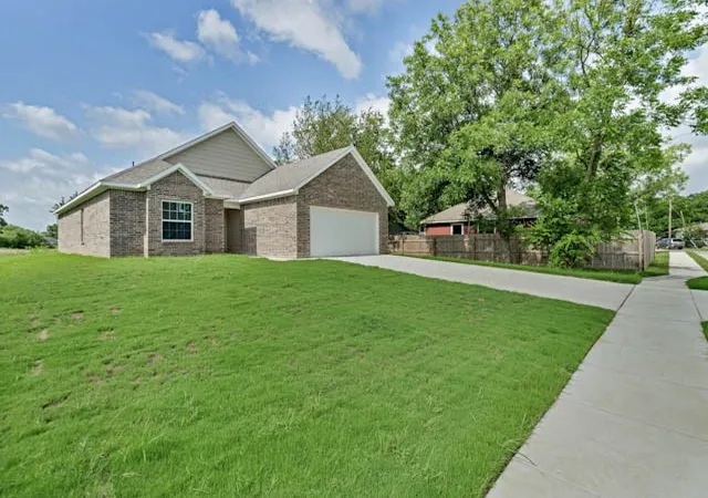 Photo 3 of Single family home for sale at 600 Crockett Dr, Cleburne, TX 76031 | MLS# 21288354 | Listing updated on 2026-10-06