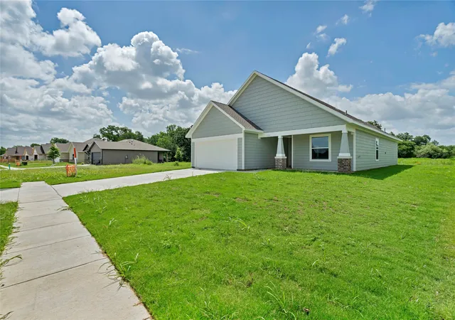 Photo 2 of Single family home for sale at 624 Crockett Dr, Cleburne, TX 76031 | MLS# 21288356 | Listing updated on 2026-07-18