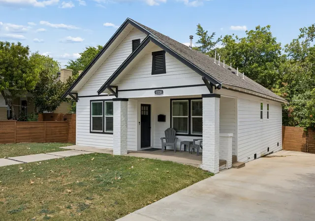 Photo 1 of Single family home for sale at 1008 S Oak Cliff Blvd, Dallas, TX 75208 | MLS# 21284531 | Listing updated on 2026-07-10