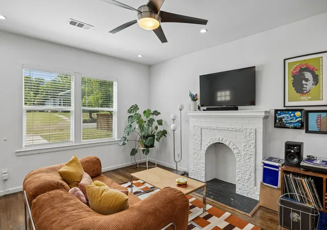 Photo 3 of Single family home for sale at 1008 S Oak Cliff Blvd, Dallas, TX 75208 | MLS# 21284531 | Listing updated on 2026-07-10
