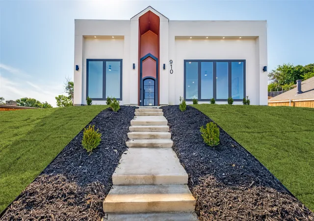Single family home for sale at 910 Gallant Fox Dr, Dallas, TX 75211 | MLS# 21286770 | Listing updated on 2026-08-25