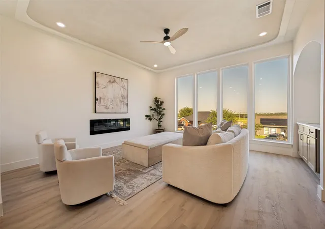 Photo 4 of Single family home for sale at 910 Gallant Fox Dr, Dallas, TX 75211 | MLS# 21286770 | Listing updated on 2026-08-25