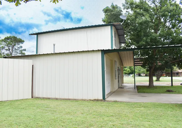 Photo 4 of Sale Pending at 101 S Loop Dr, Brady, TX 76825 | MLS# 21287594 | Listing updated on 2026-06-12
