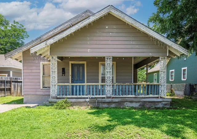 Homes for sale in Fort Worth, TX | 1323 S Lake St, Fort Worth, TX 76104 | MLS# 21287312