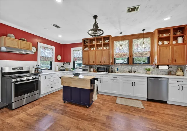 Photo 1 of Sale Pending at 801 S Hall St, Ennis, TX 75119 | MLS# 21288719 | Listing updated on 2026-10-06