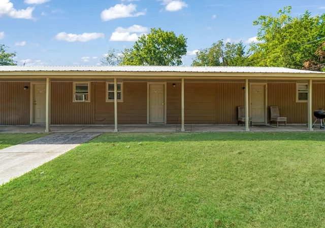 Homes for sale in Clarksville, TX | 700 S Donoho St, Clarksville, TX 75426