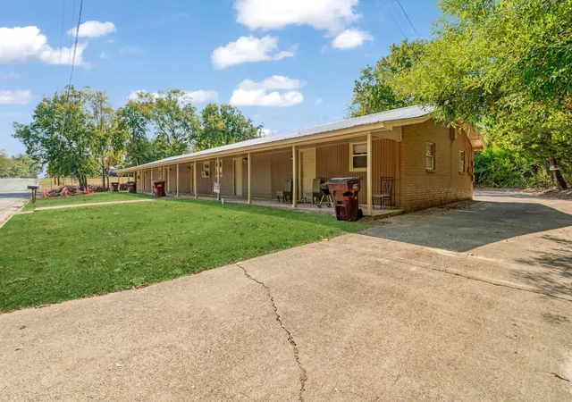 Homes for sale in Clarksville, TX | 700 S Donoho St, Clarksville, TX 75426