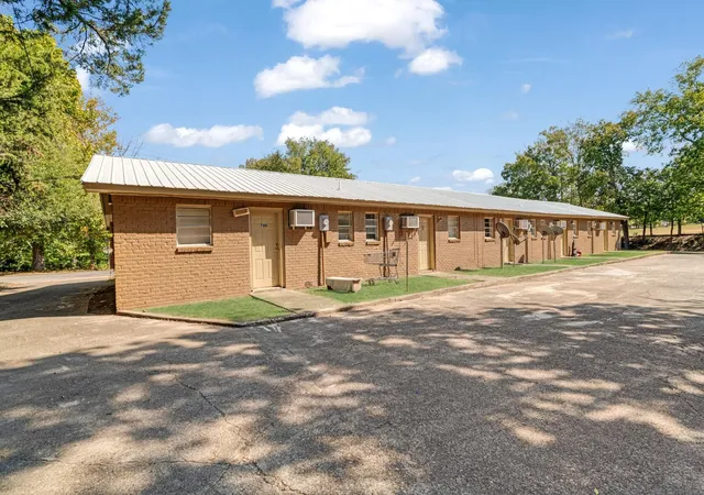 Homes for sale in Clarksville, TX | 700 S Donoho St, Clarksville, TX 75426