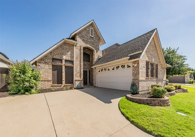 Photo 2 of Single family home for sale at 203 Arbor Park Dr, Euless, TX 76039 | MLS# 21287514 | Listing updated on 2026-10-01