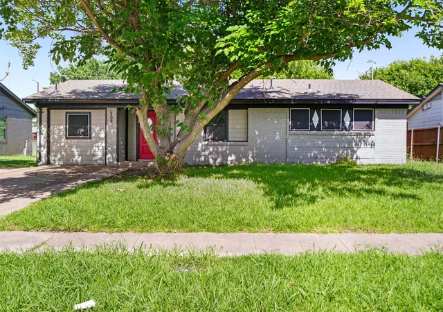 Photo 3 of Single family home for sale at 808 Bluebonnet Ln, Mesquite, TX 75149 | MLS# 21288773 | Listing updated on 2026-07-20
