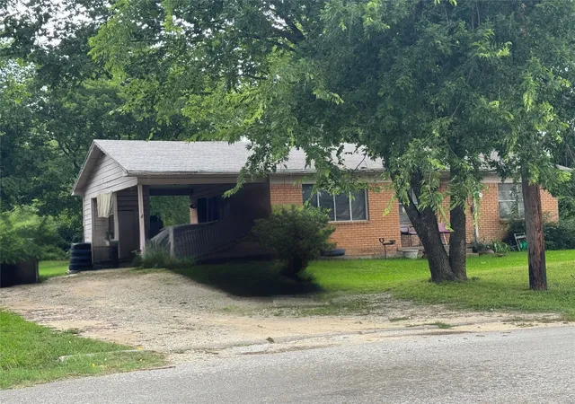 Photo 2 of Single family home for sale at 204 W End St, Terrell, TX 75160 | MLS# 21288818 | Listing updated on 2026-08-25