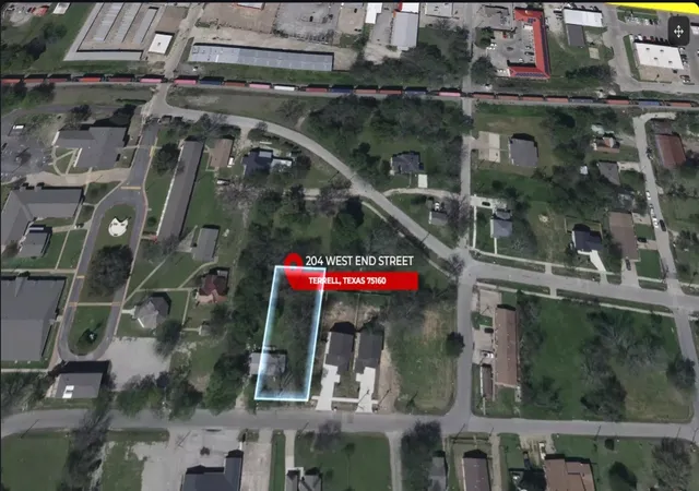 Photo 3 of Single family home for sale at 204 W End St, Terrell, TX 75160 | MLS# 21288818 | Listing updated on 2026-08-25