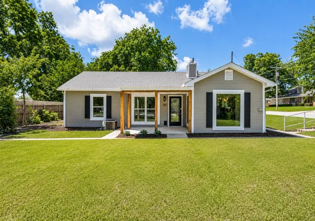 Homes for sale in Clifton, TX | 102 S Avenue Q, Clifton, TX 76634 | MLS# 21288175