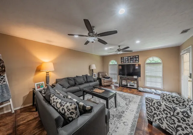 Homes for sale in Kerens, TX | 613 N Overlook Dr, Kerens, TX 75144 | MLS# 21288839