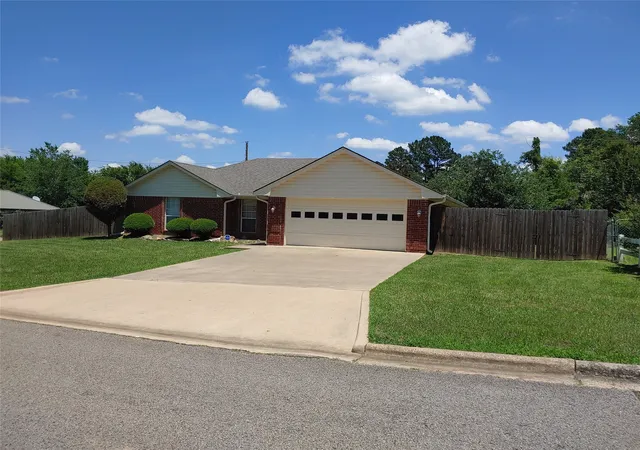 Photo 2 of Sale Pending at 1360 Ne 26th St, Paris, TX 75460 | MLS# 21287882 | Listing updated on 2026-08-31