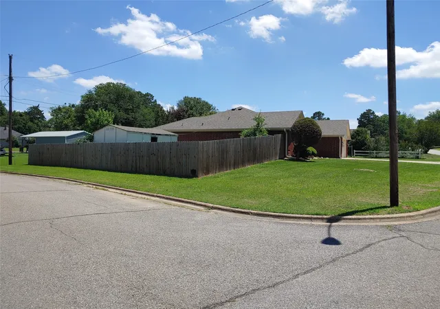 Photo 3 of Sale Pending at 1360 Ne 26Th St, Paris, TX 75460 | MLS# 21287882 | Listing updated on 2026-08-31